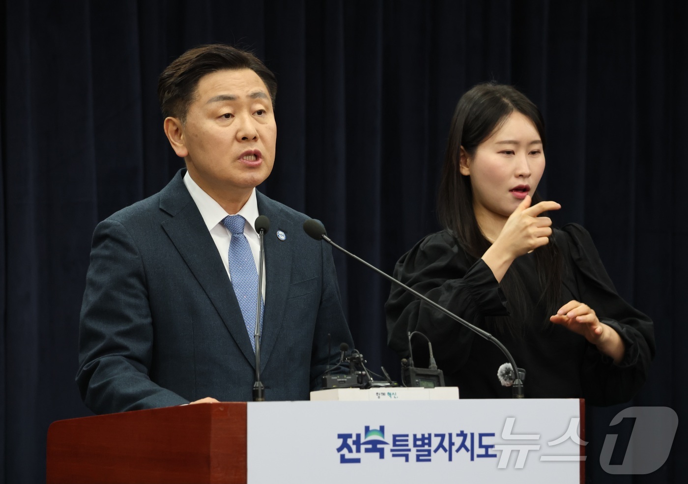 (전주=뉴스1) 유경석 기자 = 김관영 전북특별자치도지사가 3일 전북 전주시 전북특별자치도청에서 방산산업 관련 기자회견을 열고 질의에 답변을 하고 있다. 2026.3.3/뉴스1