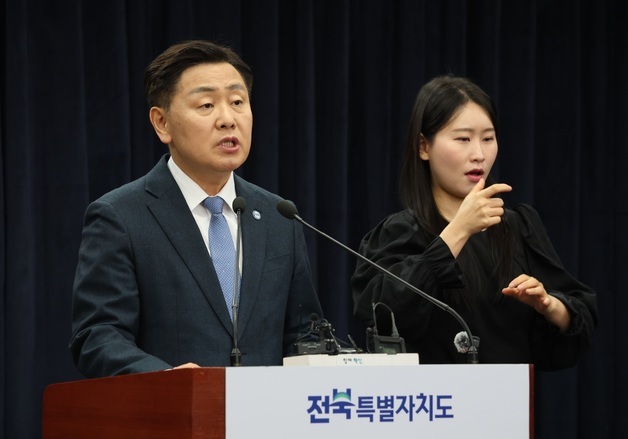 질의에 답변하는 김관영 도지사