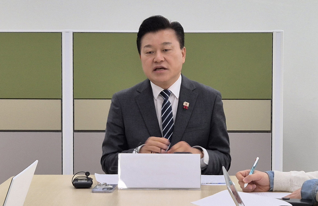 "토론으로 붙자"…신용한이 꺼낸 민주당 정체성 승부수