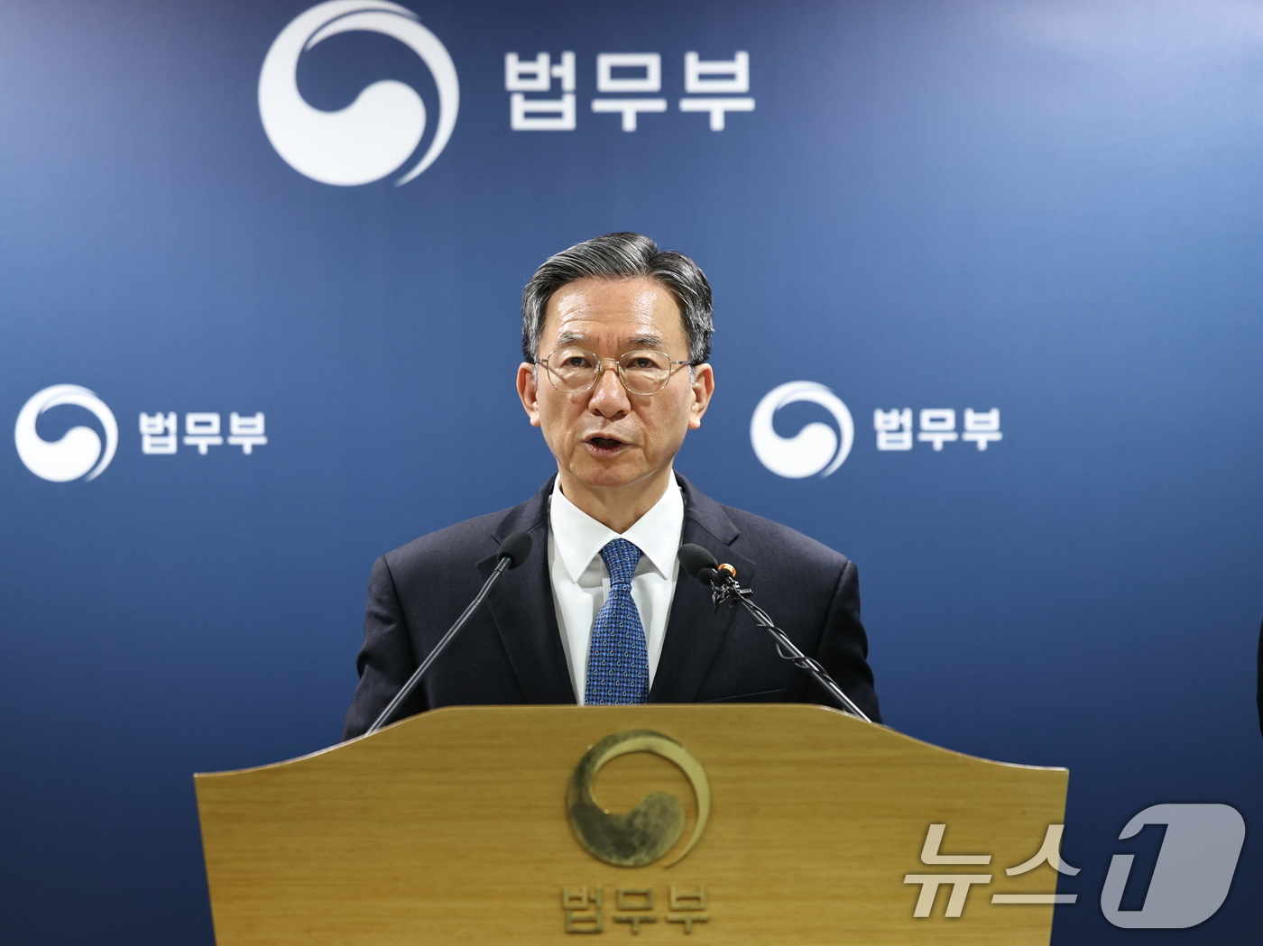 (과천=뉴스1) 구윤성 기자 = 정성호 법무부 장관이 3일 오후 경기 과천시 법무부 청사에서 ‘2030 이민정책 미래전략‘을 발표하고 있다. 2026.3.3/뉴스1