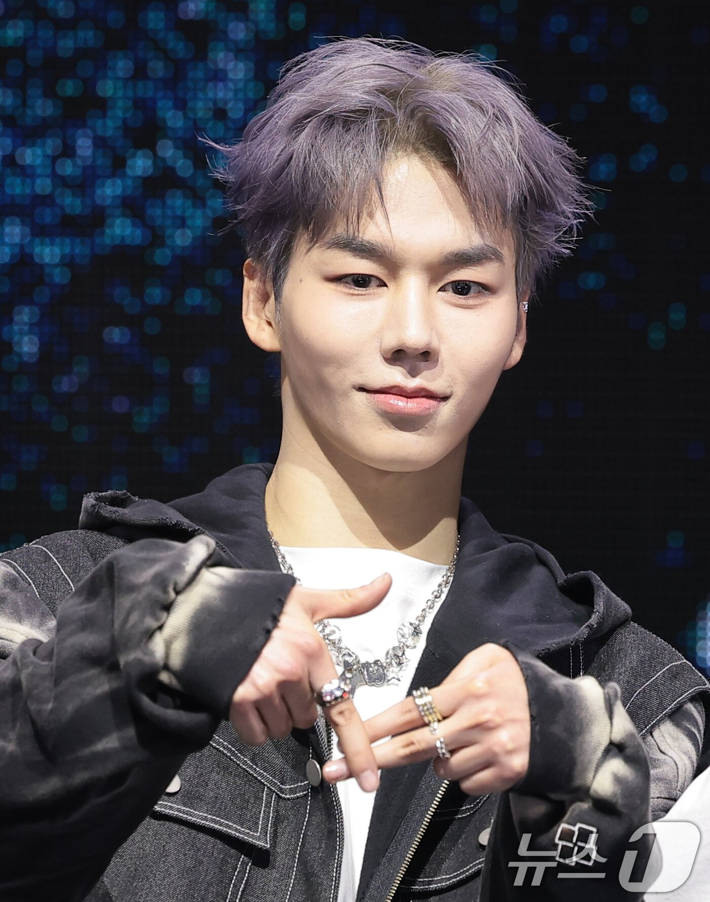 본문 이미지 - TUNEXX(튜넥스) 제온이 3일 서울 광진구 예스24라이브홀에서 가진 첫 번째 미니앨범 ‘SET BY US ONLY(셋 바이 어스 온리)’ 쇼케이스에서 포즈를 취하고 있다. 2026.3.3 ⓒ 뉴스1 권현진 기자