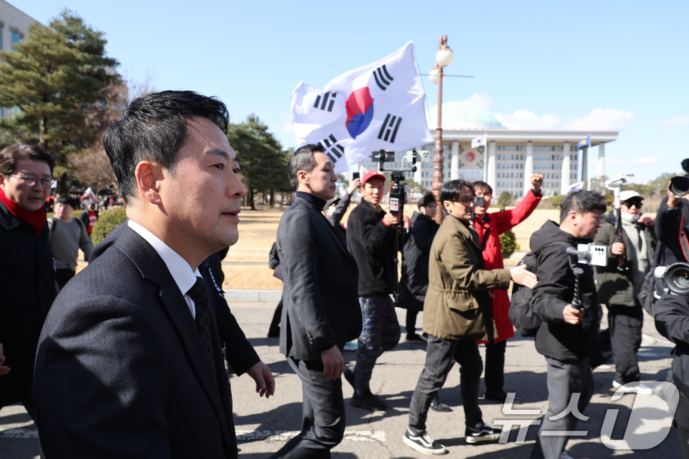 (서울=뉴스1) 신웅수 기자 = 장동혁 국민의힘 대표가 3일 서울 여의도 국회 본관 앞에서 열린 사법독립 헌정수호를 위한 대국민 호소 국민대장정 규탄대회를 마친 후 청와대를 향해 …