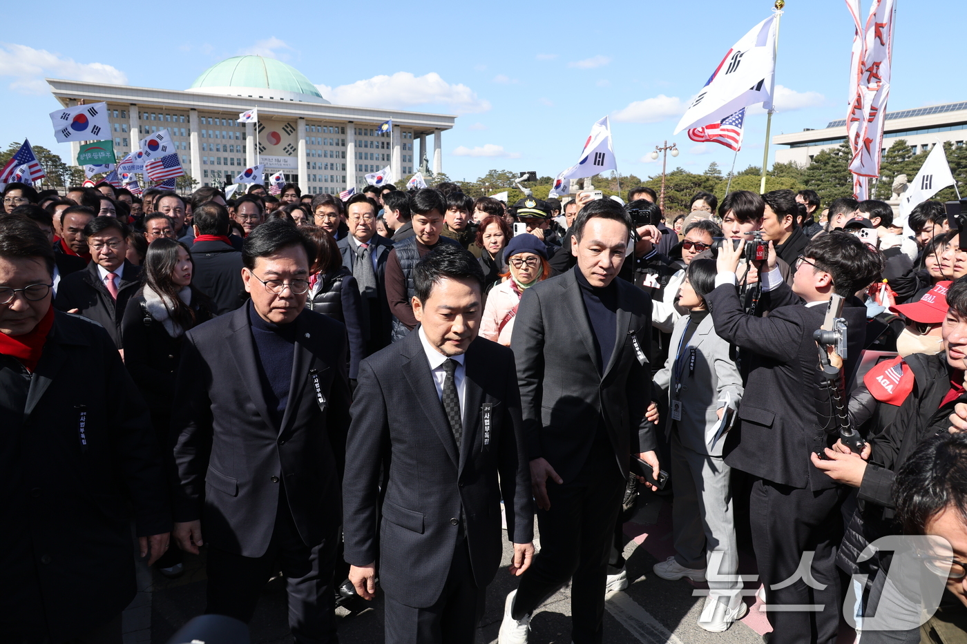 (서울=뉴스1) 신웅수 기자 = 장동혁 국민의힘 대표가 3일 서울 여의도 국회 본관 앞에서 열린 사법독립 헌정수호를 위한 대국민 호소 국민대장정 규탄대회를 마친 후 청와대를 향해 …