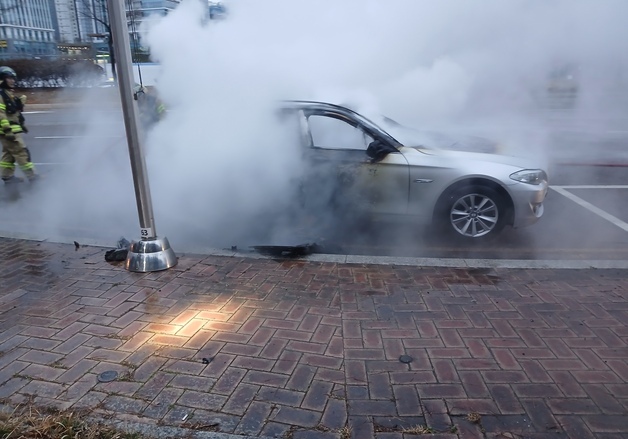 인천 송도서 달리던 BMW 승용차 불