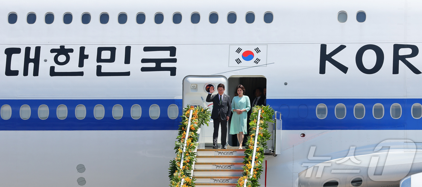 (마닐라(필리핀)=뉴스1) 허경 기자 = 이재명 대통령과 김혜경 여사가 3일(현지시간) 필리핀 마닐라 빌라모어 군공항에 도착해 인사를 하고 있다. 2026.3.3/뉴스1