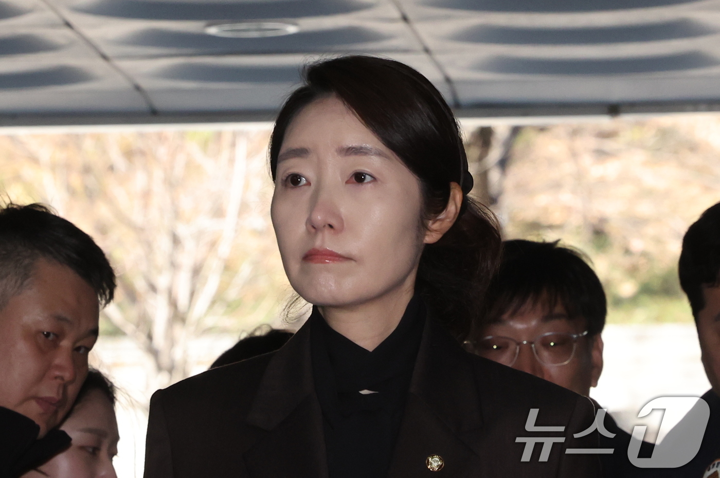 (서울=뉴스1) 박지혜 기자 = '1억 공천헌금' 의혹을 받는 강선우 무소속 의원이 3일 서울 서초구 중앙지법에서 열린 구속 전 피의자 심문에 출석하고 있다. 2026.3.3/뉴스 …