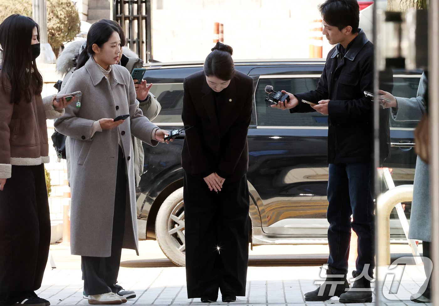 (서울=뉴스1) 박지혜 기자 = '1억 공천헌금' 의혹을 받는 강선우 무소속 의원이 3일 서울 서초구 중앙지법에서 열린 구속 전 피의자 심문에 출석하며 고개숙여 인사하고 있다. 2 …