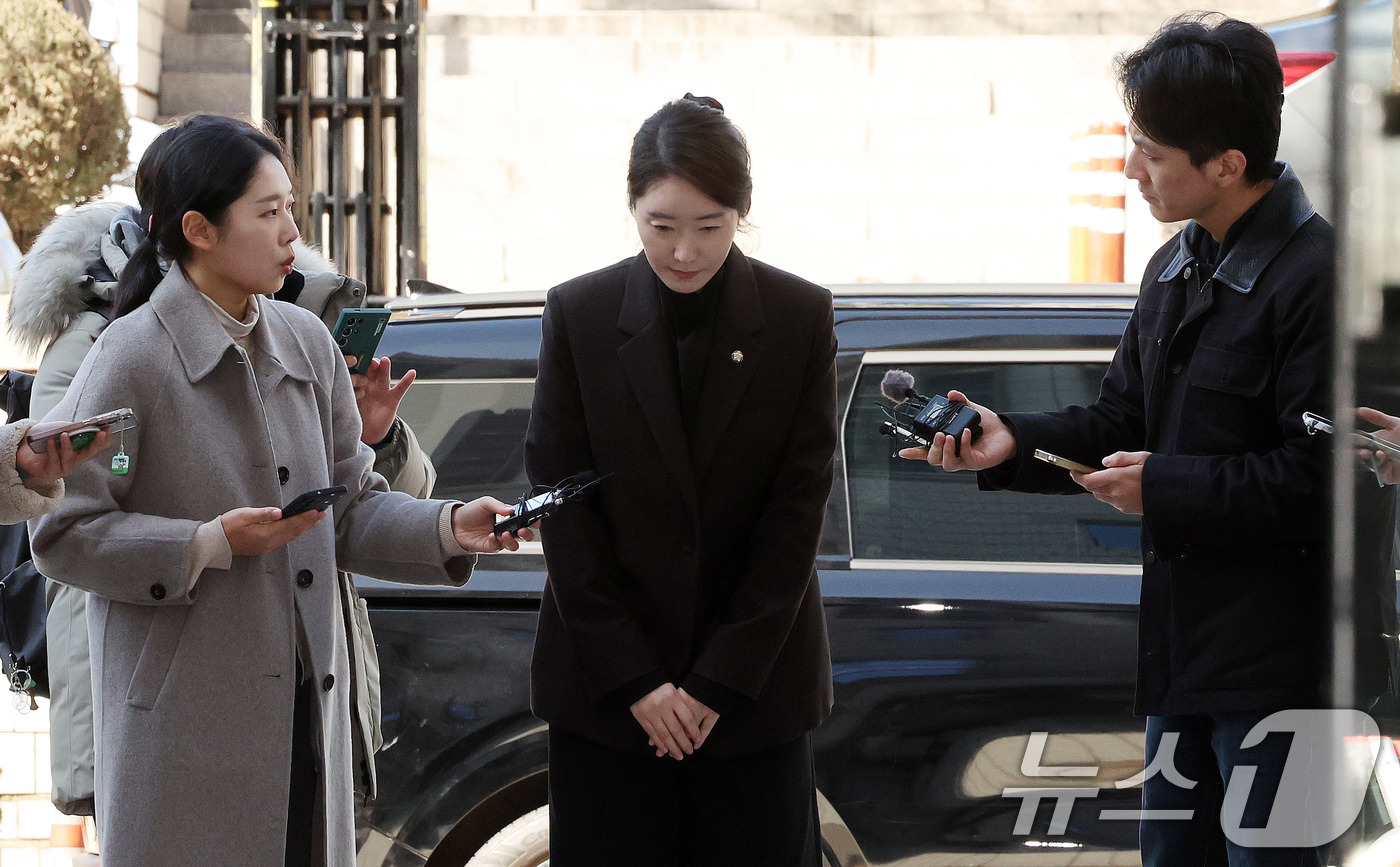 (서울=뉴스1) 박지혜 기자 = '1억 공천헌금' 의혹을 받는 강선우 무소속 의원이 3일 서울 서초구 중앙지법에서 열린 구속 전 피의자 심문에 출석하며 고개숙여 인사하고 있다. 2 …