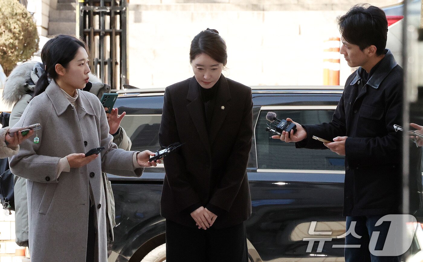 본문 이미지 - '1억 공천헌금' 의혹을 받는 강선우 무소속 의원이 3일 서울 서초구 중앙지법에서 열린 구속 전 피의자 심문에 출석하며 고개숙여 인사하고 있다. 2026.3.3 ⓒ 뉴스1 박지혜 기자