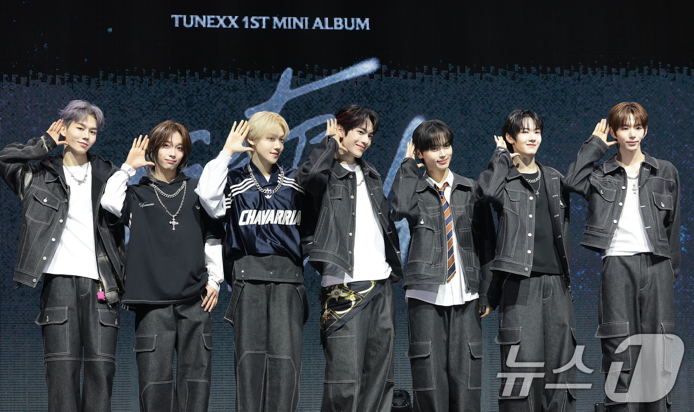 (서울=뉴스1) 권현진 기자 = TUNEXX(튜넥스) 제온(왼쪽부터)과 타이라, 시환, 인후, 아틱, 성준이 3일 서울 광진구 예스24라이브홀에서 가진 첫 번째 미니앨범 ‘SET …