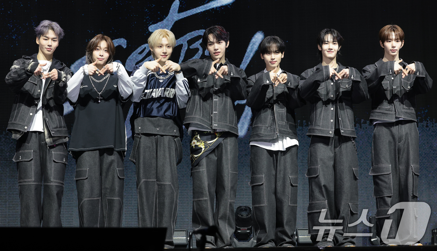 (서울=뉴스1) 권현진 기자 = TUNEXX(튜넥스) 제온(왼쪽부터)과 타이라, 시환, 인후, 아틱, 성준이 3일 서울 광진구 예스24라이브홀에서 가진 첫 번째 미니앨범 ‘SET …