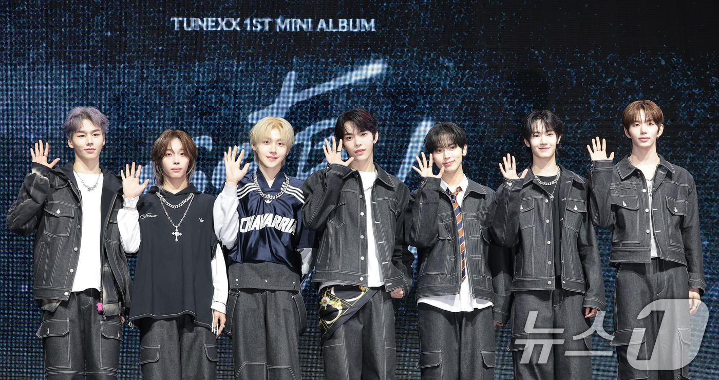 (서울=뉴스1) 권현진 기자 = TUNEXX(튜넥스) 제온(왼쪽부터)과 타이라, 시환, 인후, 아틱, 성준이 3일 서울 광진구 예스24라이브홀에서 가진 첫 번째 미니앨범 ‘SET …