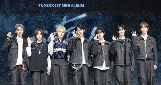 튜넥스, 첫 번째 미니앨범 '셋 바이 어스 온리'로 데뷔