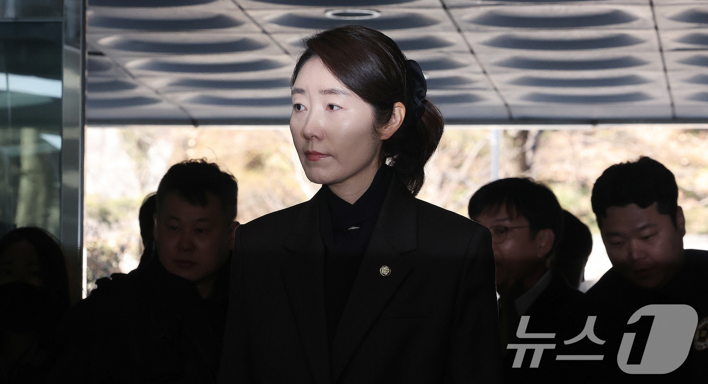 (서울=뉴스1) 박지혜 기자 = '1억 공천헌금' 의혹을 받는 강선우 무소속 의원이 3일 서울 서초구 중앙지법에서 열린 구속 전 피의자 심문에 출석하고 있다. 2026.3.3/뉴스 …