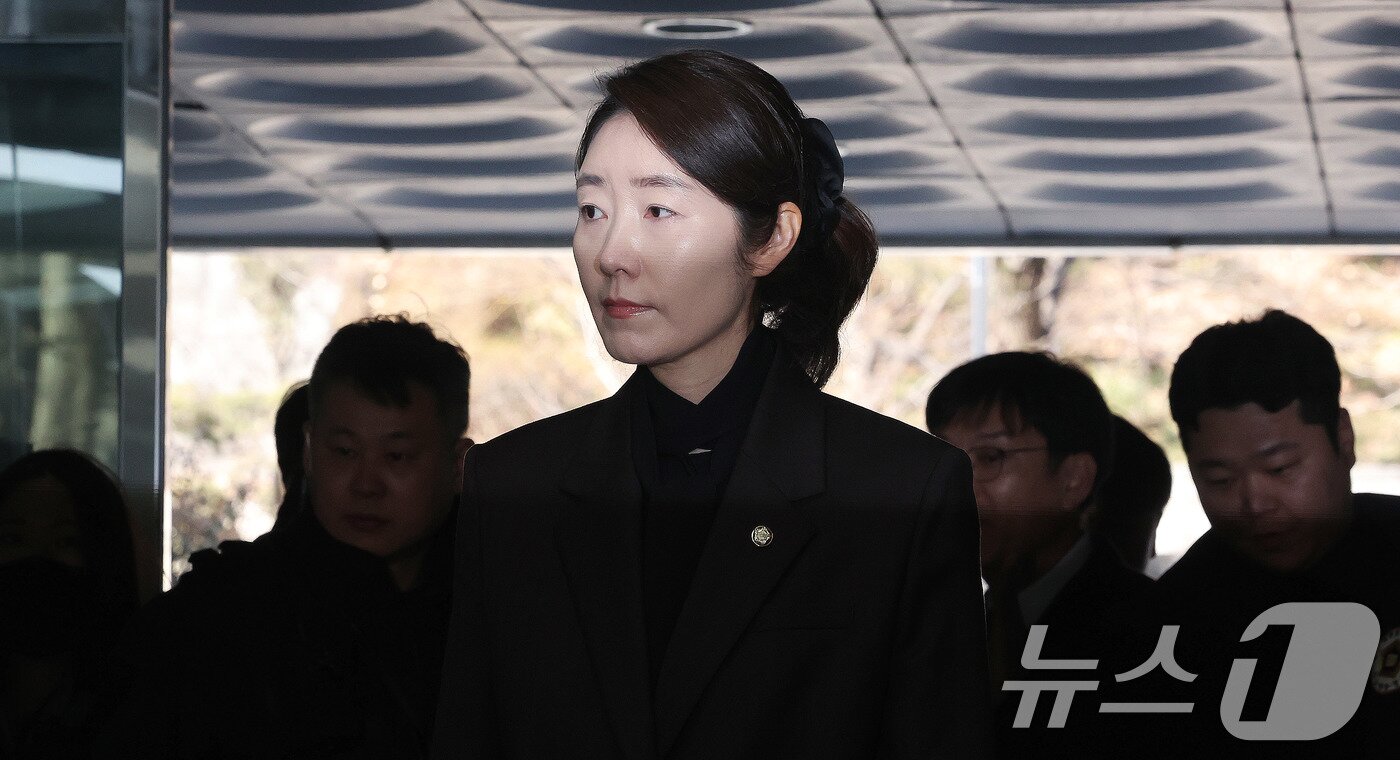 본문 이미지 - '1억 공천헌금' 의혹을 받는 강선우 무소속 의원이 3일 서울 서초구 중앙지법에서 열린 구속 전 피의자 심문에 출석하고 있다. 2026.3.3 ⓒ 뉴스1 박지혜 기자