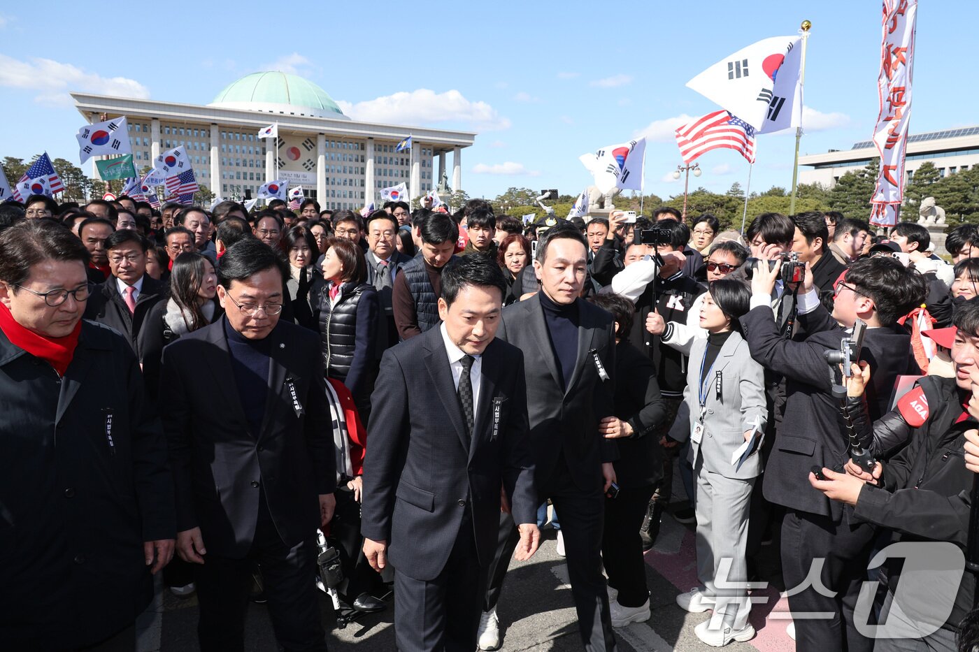 본문 이미지 - 장동혁 국민의힘 대표가 3일 서울 여의도 국회 본관 앞에서 열린 사법독립 헌정수호를 위한 대국민 호소 국민대장정 규탄대회를 마친 후 청와대를 향해 행진하고 있다. 2026.3.3 ⓒ 뉴스1 신웅수 기자
