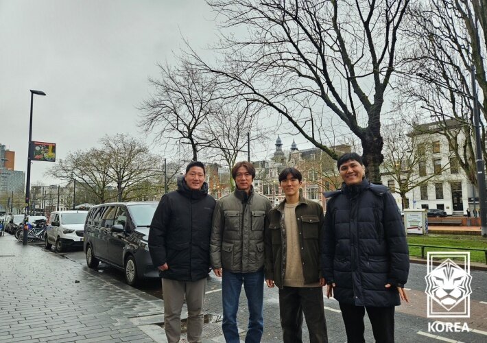본문 이미지 - 네덜란드에서 활약하는 황인범(오른쪽에서 두 번째)을 만난 대표팀 코칭스태프. (KFA 제공)