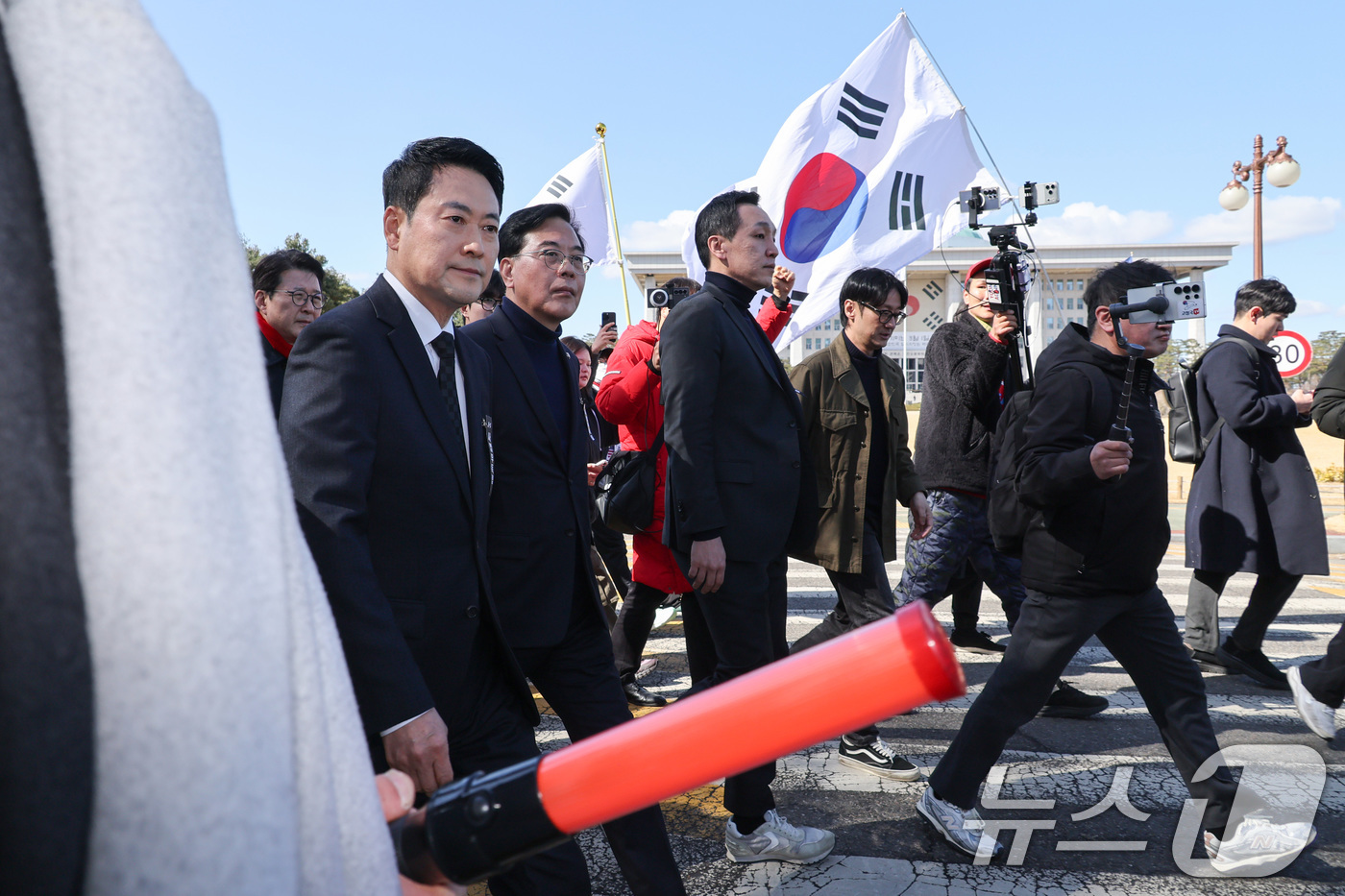 (서울=뉴스1) 신웅수 기자 = 장동혁 국민의힘 대표가 3일 서울 여의도 국회 본관 앞에서 열린 사법독립 헌정수호를 위한 대국민 호소 국민대장정 규탄대회를 마친 후 청와대를 향해 …