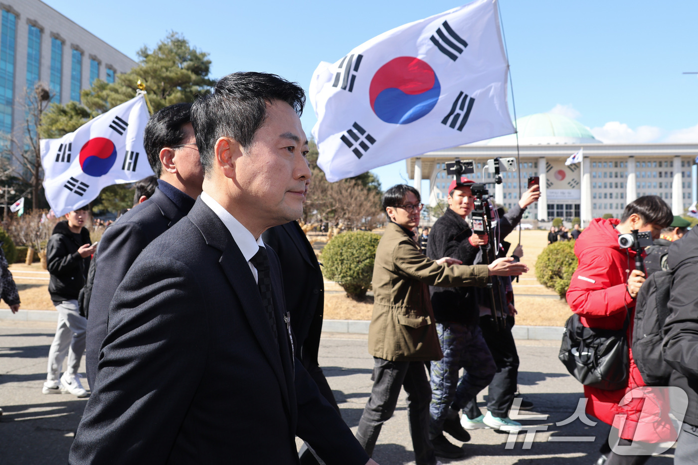 (서울=뉴스1) 신웅수 기자 = 장동혁 국민의힘 대표가 3일 서울 여의도 국회 본관 앞에서 열린 사법독립 헌정수호를 위한 대국민 호소 국민대장정 규탄대회를 마친 후 청와대를 향해 …