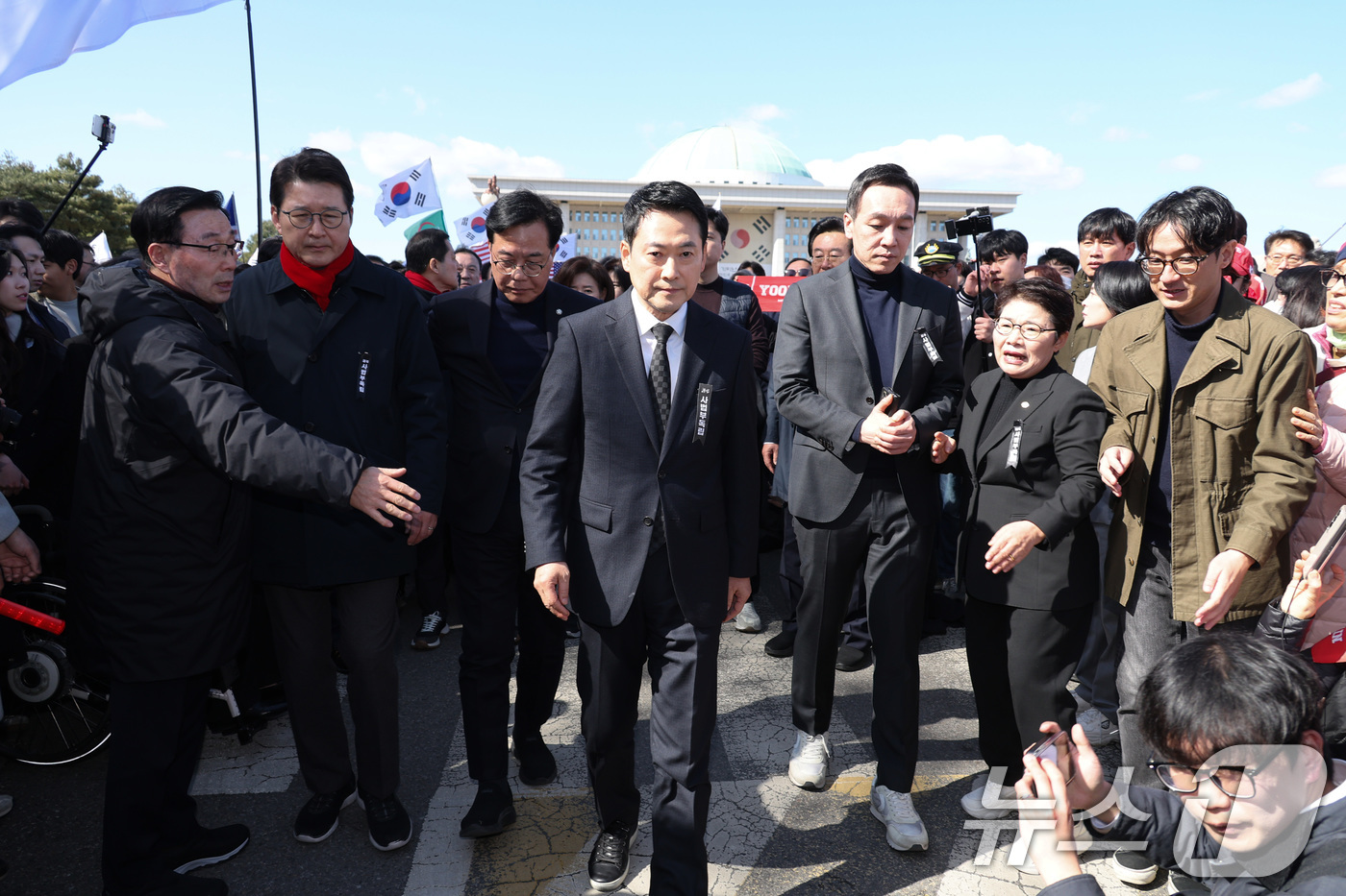 (서울=뉴스1) 신웅수 기자 = 장동혁 국민의힘 대표가 3일 서울 여의도 국회 본관 앞에서 열린 사법독립 헌정수호를 위한 대국민 호소 국민대장정 규탄대회를 마친 후 청와대를 향해 …