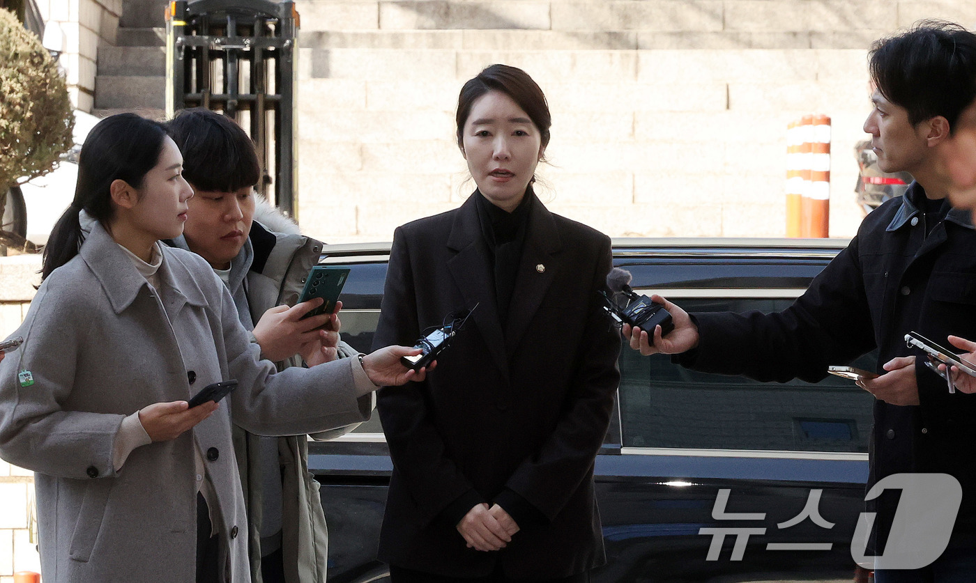 (서울=뉴스1) 박지혜 기자 = '1억 공천헌금' 의혹을 받는 강선우 무소속 의원이 3일 서울 서초구 중앙지법에서 열린 구속 전 피의자 심문에 출석하고 있다. 2026.3.3/뉴스 …