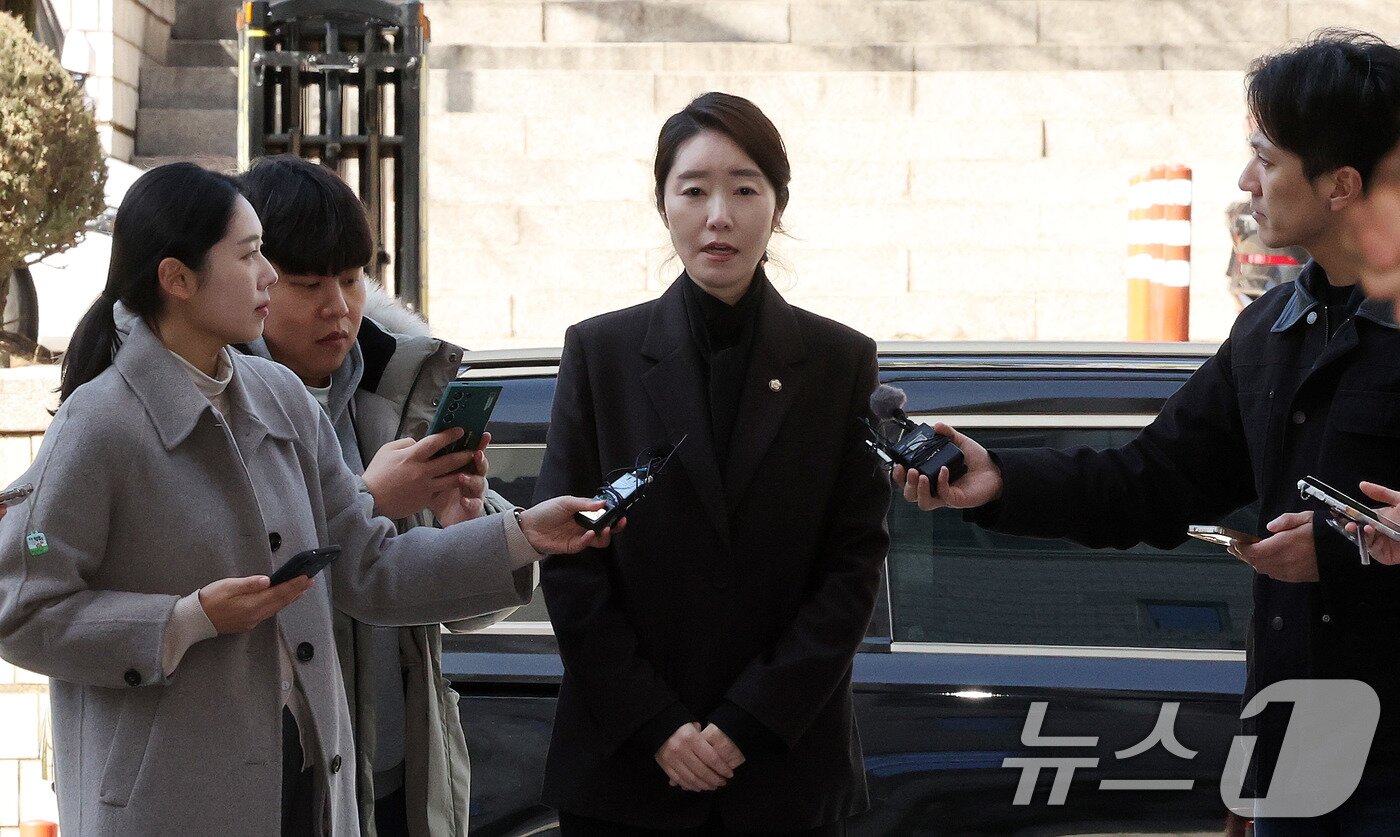 본문 이미지 - '1억 공천헌금' 의혹을 받는 강선우 무소속 의원이 3일 서울 서초구 중앙지법에서 열린 구속 전 피의자 심문에 출석하고 있다. 2026.3.3 ⓒ 뉴스1 박지혜 기자