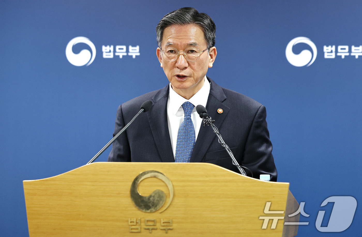 (과천=뉴스1) 구윤성 기자 = 정성호 법무부 장관이 3일 오후 경기도 정부과천청사 법무부에서 ‘2030 이민정책 미래전략‘을 발표하고 있다. 2026.3.3/뉴스1