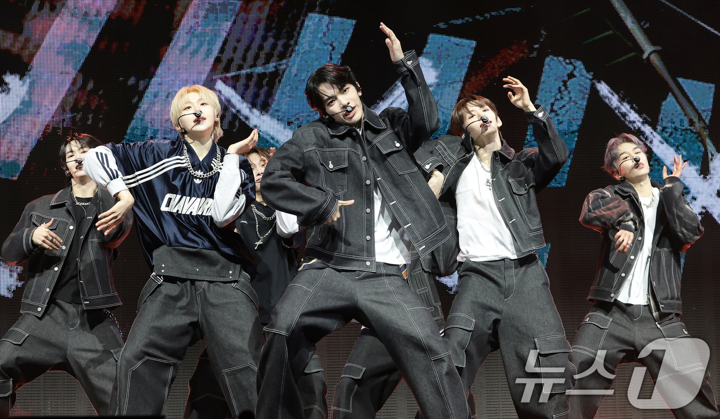 (서울=뉴스1) 권현진 기자 = TUNEXX(튜넥스)가 3일 서울 광진구 예스24라이브홀에서 가진 첫 번째 미니앨범 ‘SET BY US ONLY(셋 바이 어스 온리)’ 쇼케이스에서 …