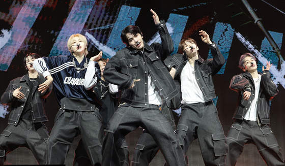 튜넥스, 에너지 가득한 데뷔 무대