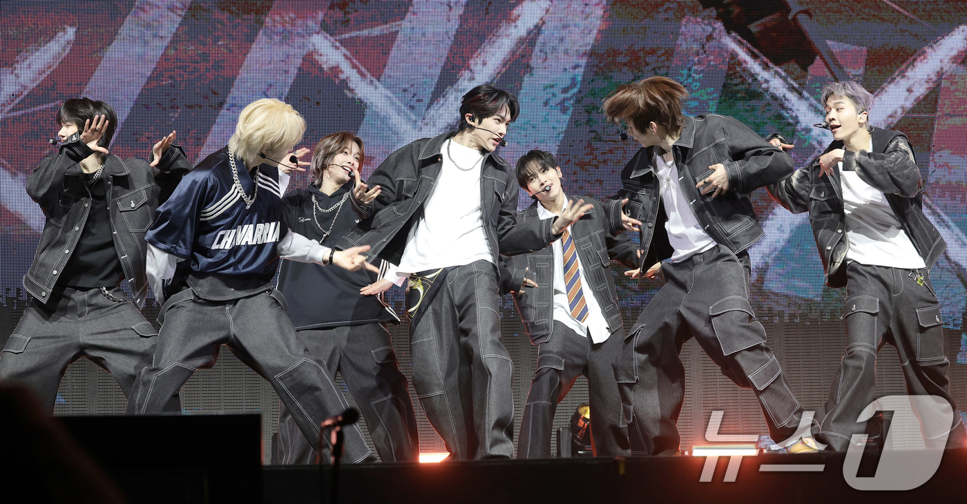 (서울=뉴스1) 권현진 기자 = TUNEXX(튜넥스)가 3일 서울 광진구 예스24라이브홀에서 가진 첫 번째 미니앨범 ‘SET BY US ONLY(셋 바이 어스 온리)’ 쇼케이스에서 …