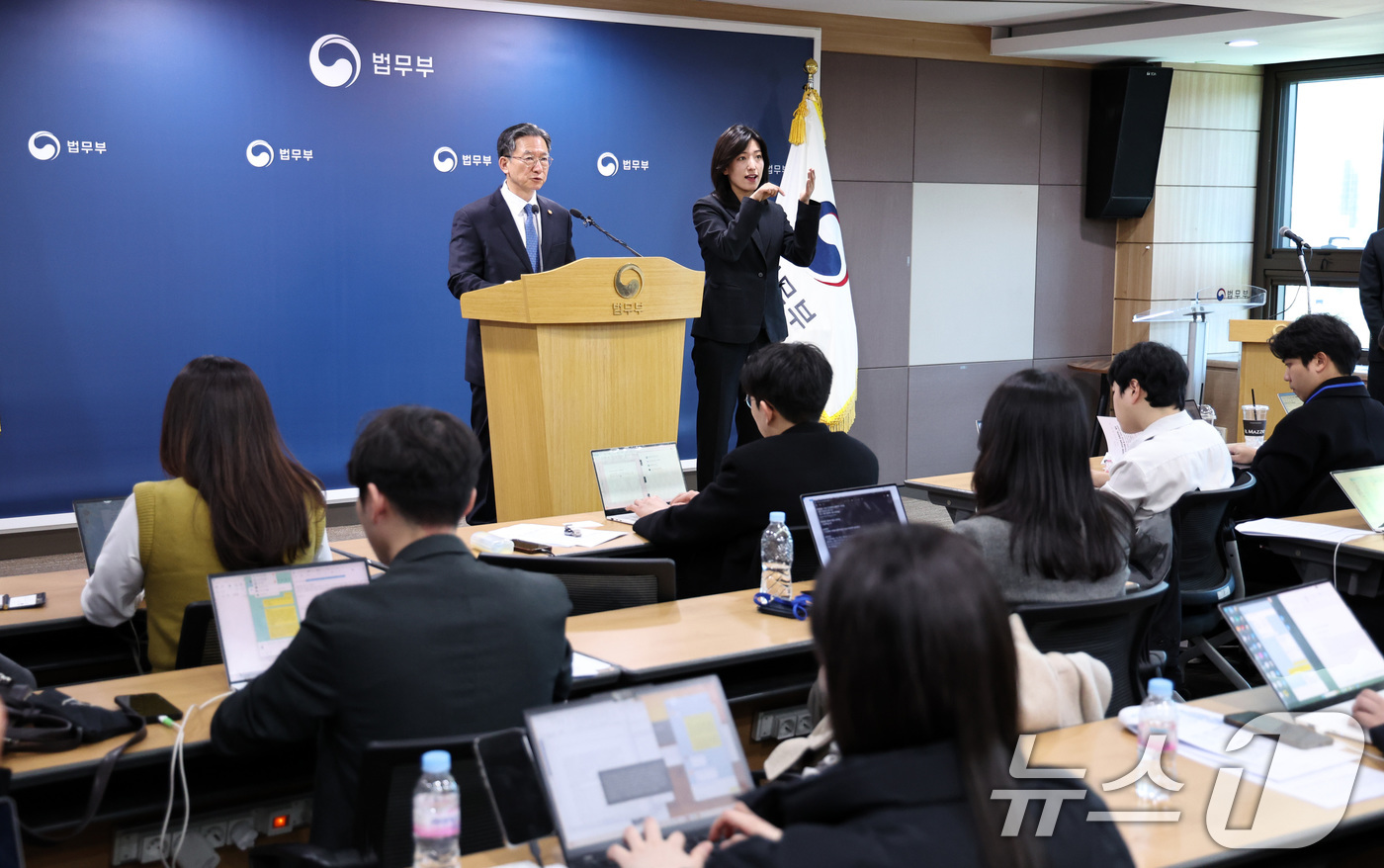 (과천=뉴스1) 구윤성 기자 = 정성호 법무부 장관이 3일 오후 경기도 정부과천청사 법무부에서 ‘2030 이민정책 미래전략‘을 발표하고 있다. 2026.3.3/뉴스1