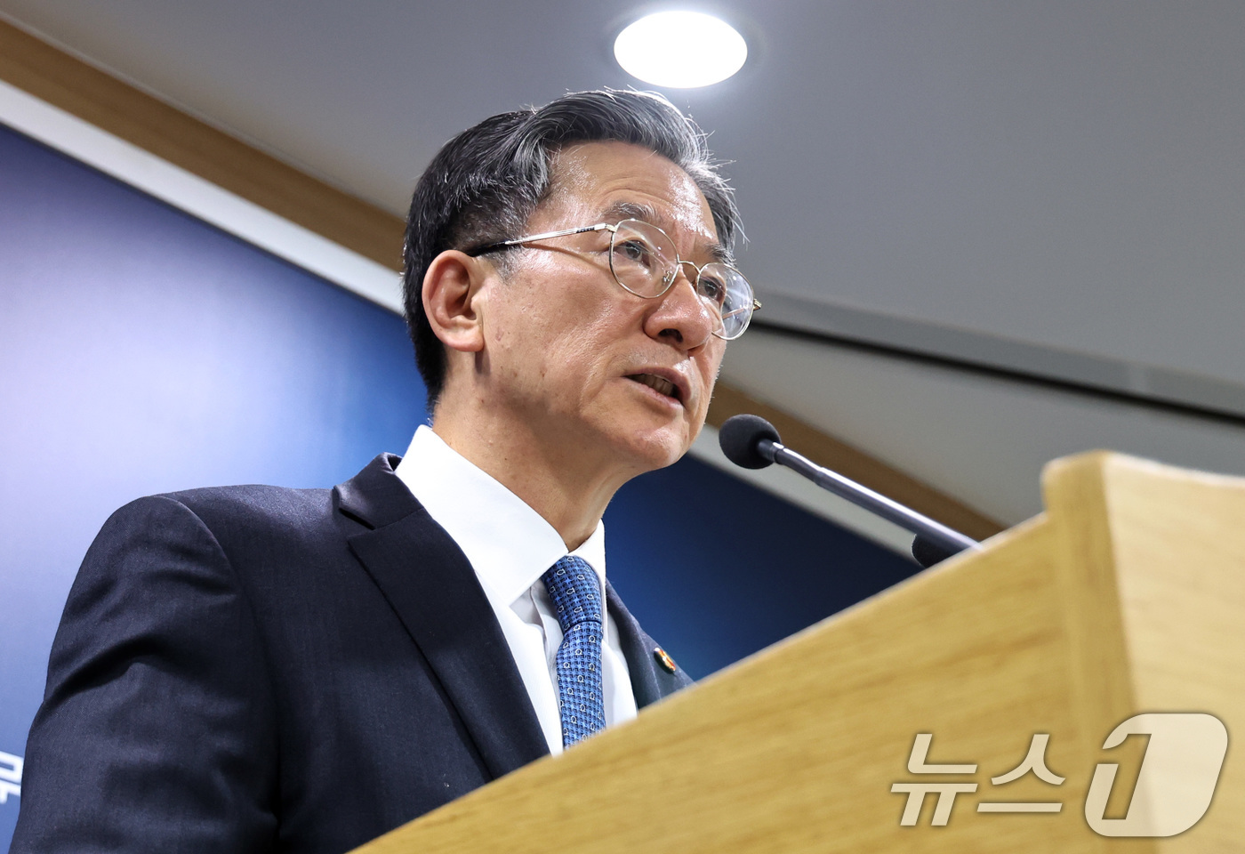 (과천=뉴스1) 구윤성 기자 = 정성호 법무부 장관이 3일 오후 경기도 정부과천청사 법무부에서 ‘2030 이민정책 미래전략‘을 발표하고 있다. 2026.3.3/뉴스1