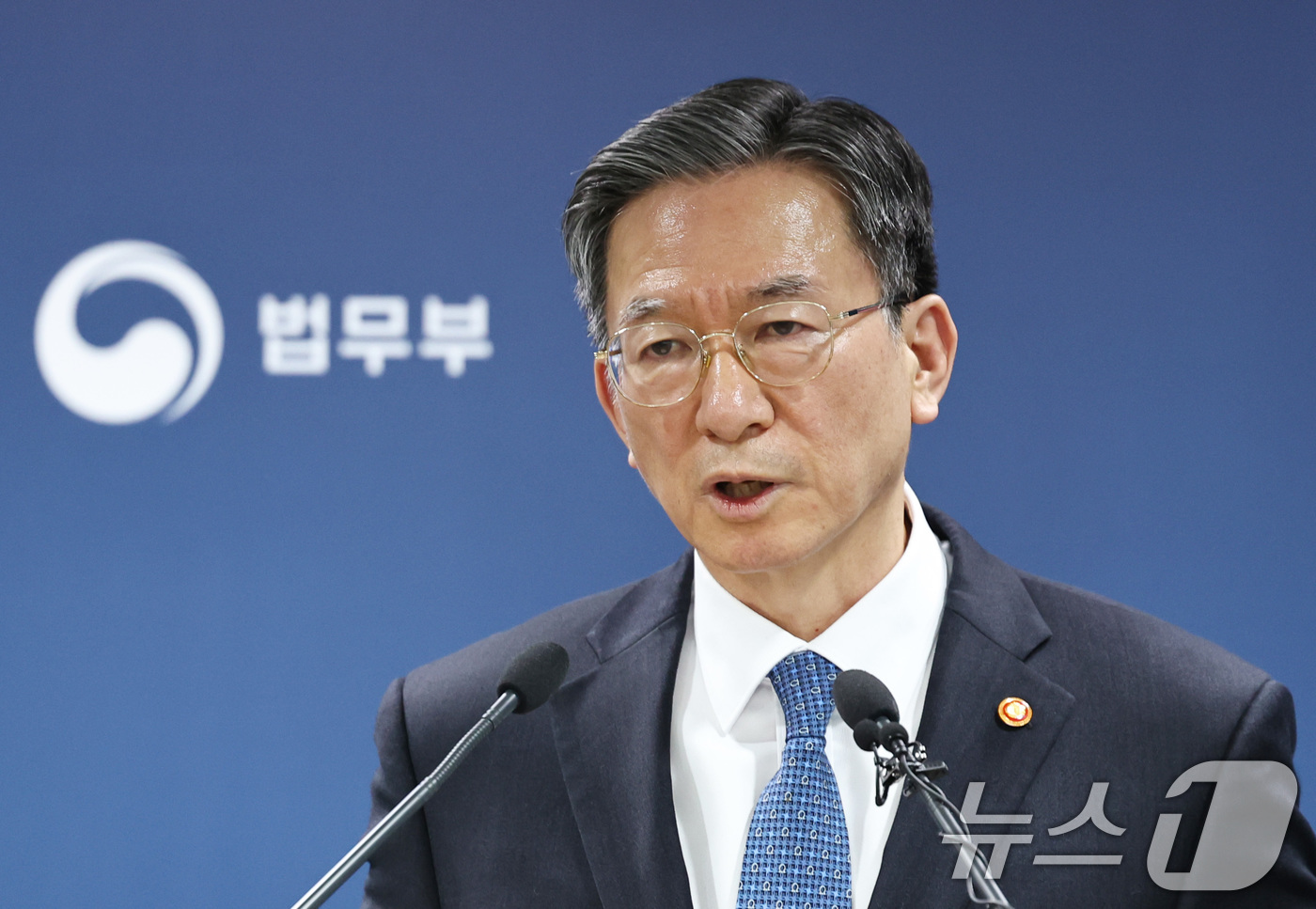 (과천=뉴스1) 구윤성 기자 = 정성호 법무부 장관이 3일 오후 경기도 정부과천청사 법무부에서 ‘2030 이민정책 미래전략‘을 발표하고 있다. 2026.3.3/뉴스1