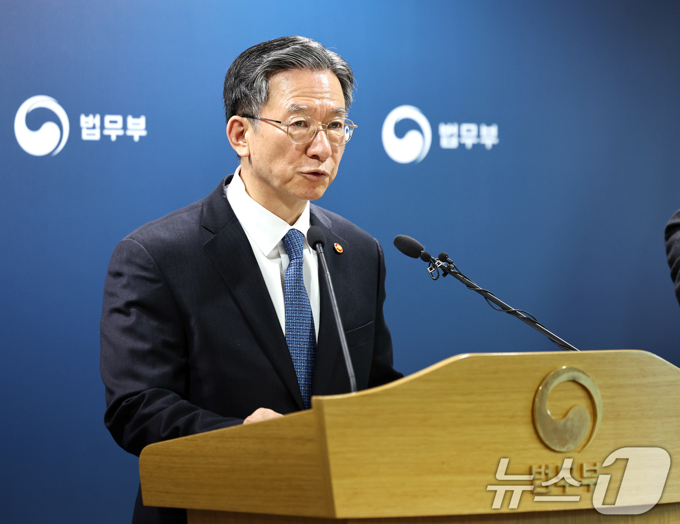 (과천=뉴스1) 구윤성 기자 = 정성호 법무부 장관이 3일 오후 경기도 정부과천청사 법무부에서 ‘2030 이민정책 미래전략‘을 발표하고 있다. 2026.3.3/뉴스1