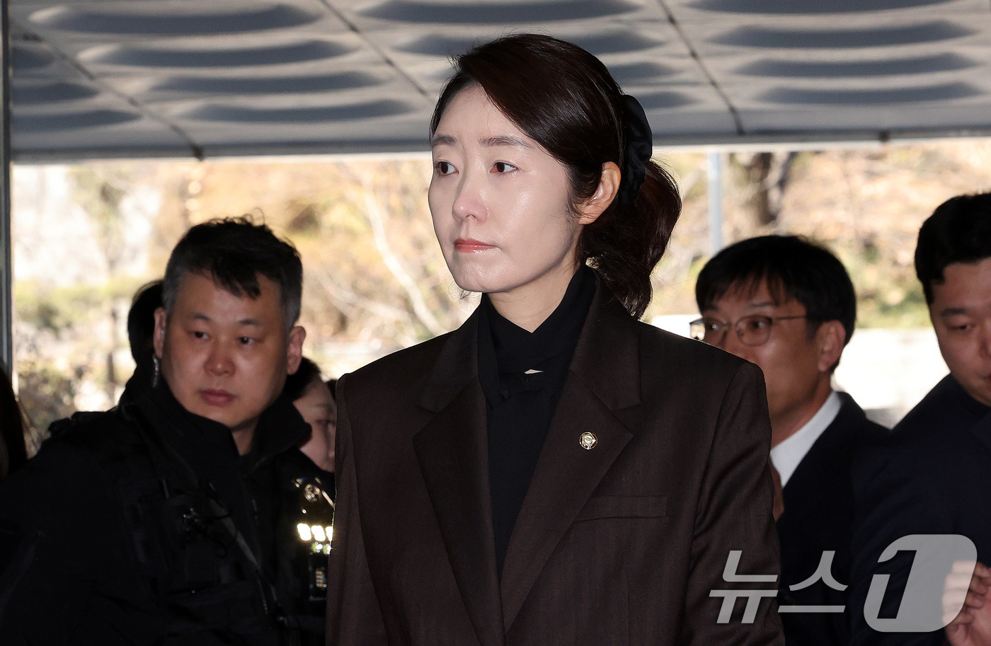 (서울=뉴스1) 박지혜 기자 = '1억 공천헌금' 의혹을 받는 강선우 무소속 의원이 3일 서울 서초구 중앙지법에서 열린 구속 전 피의자 심문에 출석하고 있다. 2026.3.3/뉴스 …