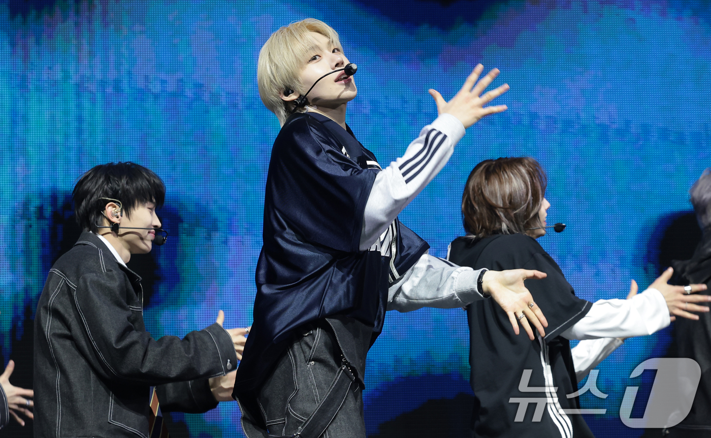 (서울=뉴스1) 권현진 기자 = TUNEXX(튜넥스) 시환(가운데)이 3일 서울 광진구 예스24라이브홀에서 가진 첫 번째 미니앨범 ‘SET BY US ONLY(셋 바이 어스 온리) …