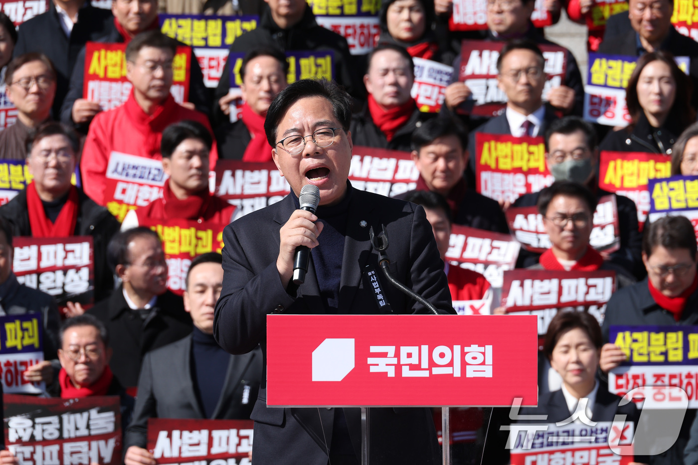 (서울=뉴스1) 신웅수 기자 = 송언석 국민의힘 원내대표가 3일 서울 여의도 국회 본관 앞에서 열린 사법독립 헌정수호를 위한 대국민 호소 국민대장정 규탄대회에서 발언하고 있다. 2 …