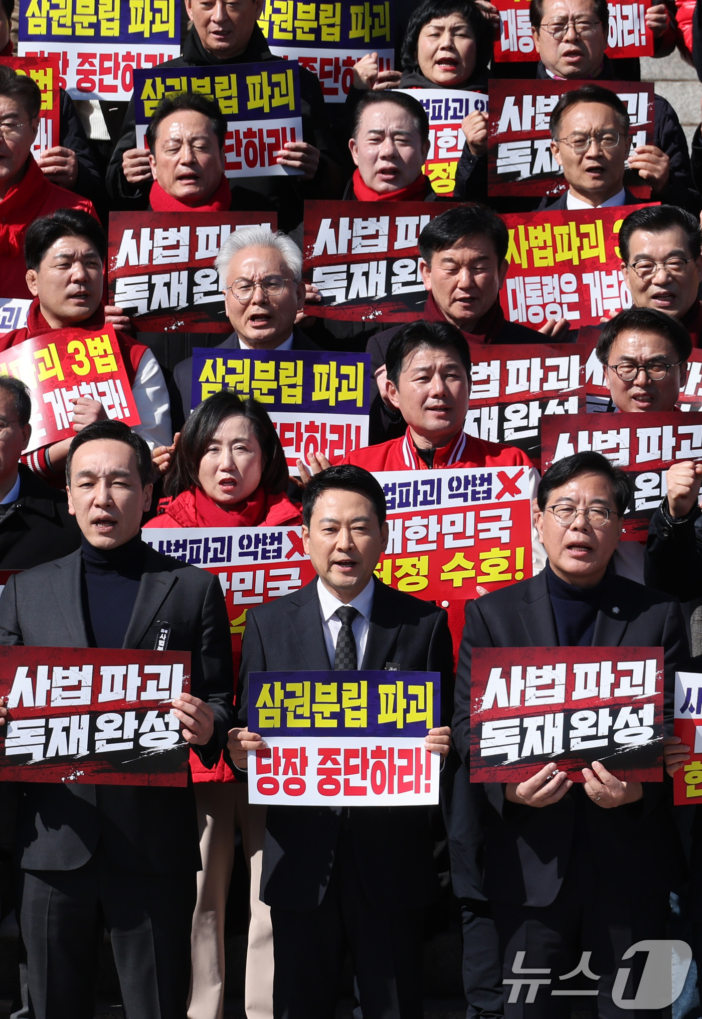 (서울=뉴스1) 신웅수 기자 = 장동혁 국민의힘 대표가 3일 서울 여의도 국회 본관 앞에서 열린 사법독립 헌정수호를 위한 대국민 호소 국민대장정 규탄대회에서 구호를 외치고 있다. …