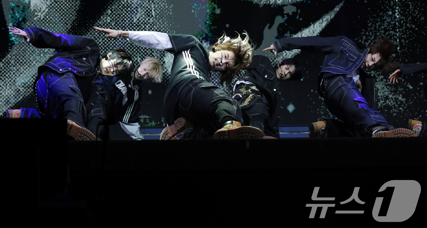 (서울=뉴스1) 권현진 기자 = TUNEXX(튜넥스) 타이라(가운데)가 3일 서울 광진구 예스24라이브홀에서 가진 첫 번째 미니앨범 ‘SET BY US ONLY(셋 바이 어스 온리 …