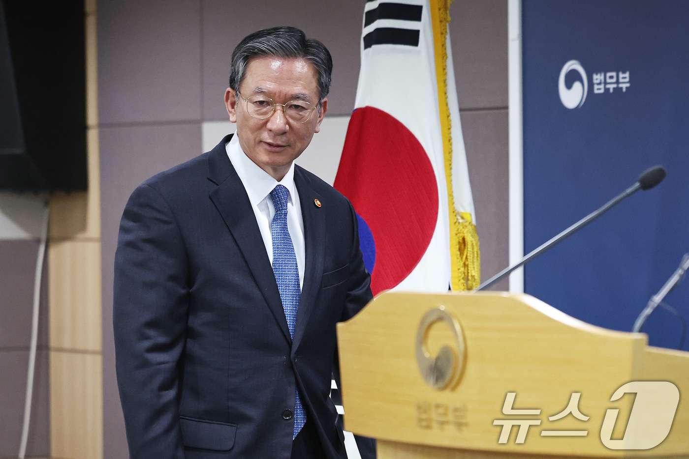 (과천=뉴스1) 구윤성 기자 = 정성호 법무부 장관이 3일 오후 경기도 정부과천청사 법무부에서 ‘2030 이민정책 미래전략‘을 발표하기 위해 브리핑실에 입장하고 있다. 2026.3 …