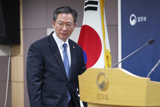 브리핑실 들어서는 정성호 법무부 장관