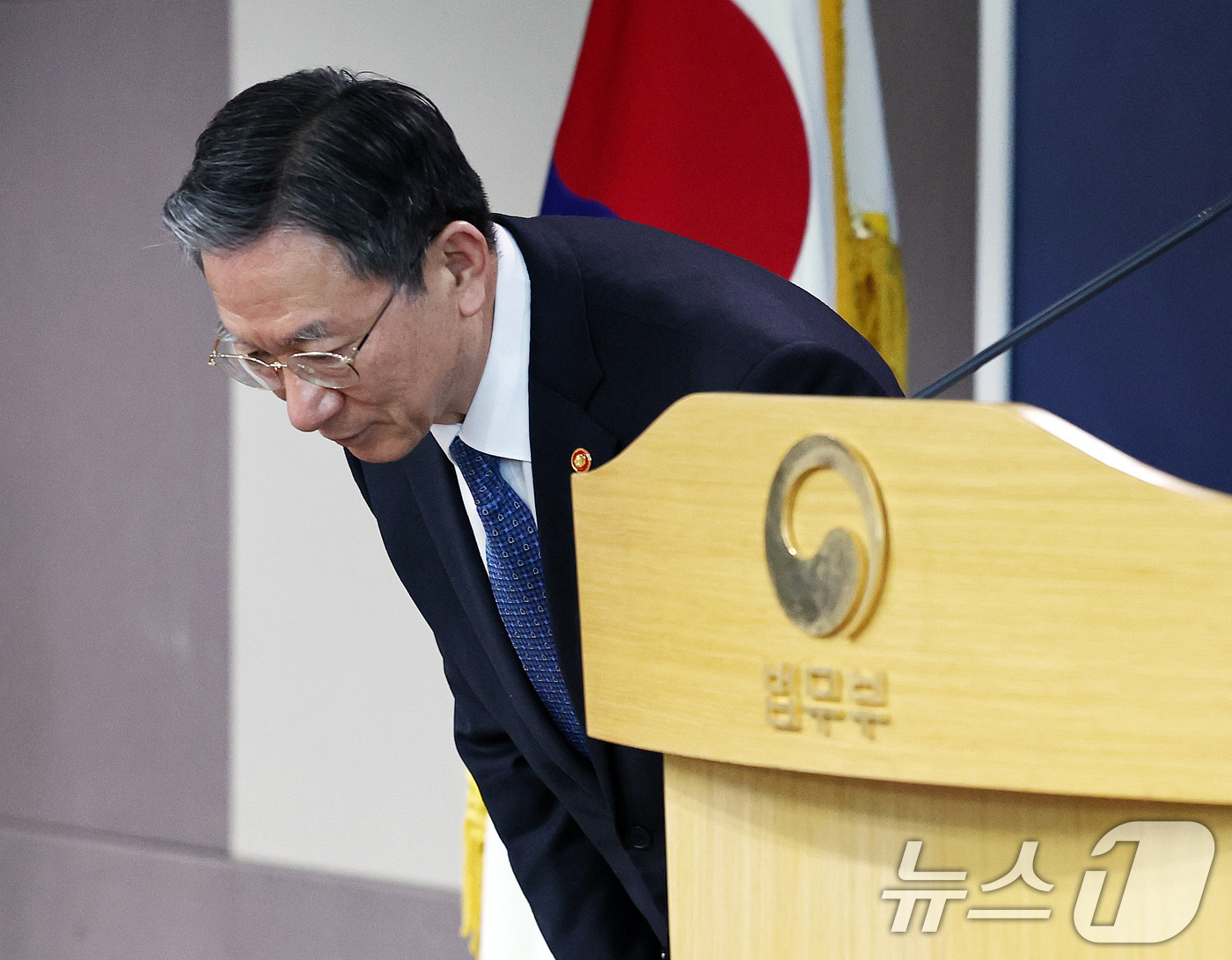 (과천=뉴스1) 구윤성 기자 = 정성호 법무부 장관이 3일 오후 경기도 정부과천청사 법무부에서 ‘2030 이민정책 미래전략‘을 발표하기 전 인사하고 있다. 2026.3.3/뉴스1