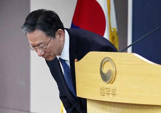 인사하는 정성호 법무부 장관