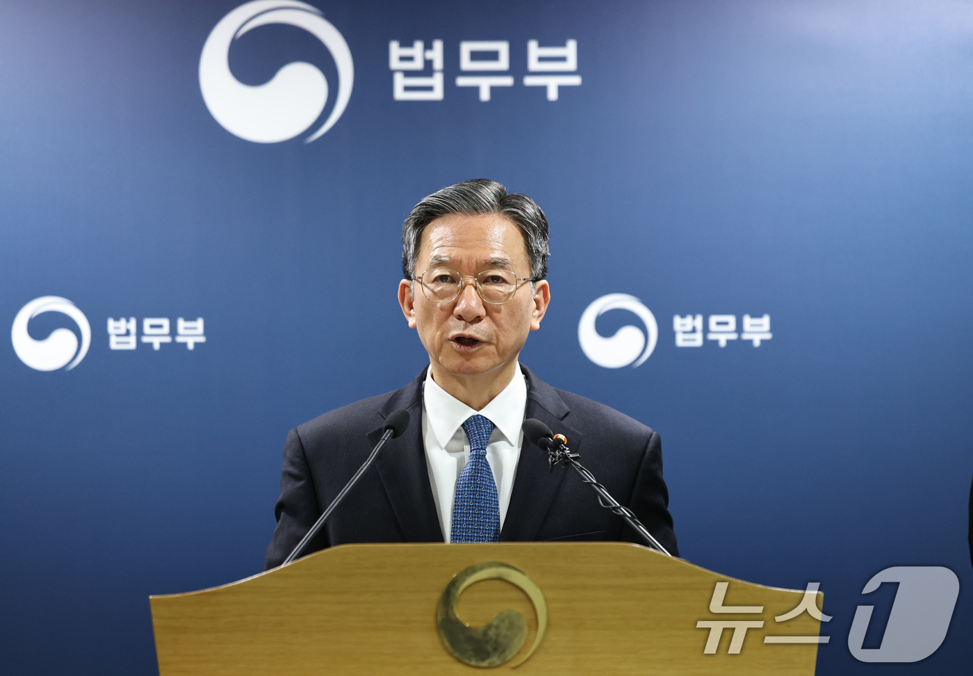 (과천=뉴스1) 구윤성 기자 = 정성호 법무부 장관이 3일 오후 경기도 정부과천청사 법무부에서 ‘2030 이민정책 미래전략‘을 발표하고 있다. 2026.3.3/뉴스1