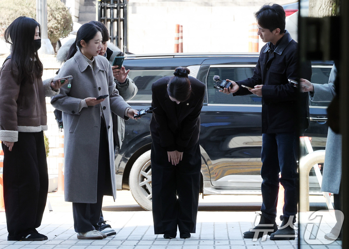 (서울=뉴스1) 박지혜 기자 = '1억 공천헌금' 의혹을 받는 강선우 무소속 의원이 3일 서울 서초구 중앙지법에서 열린 구속 전 피의자 심문에 출석하며 고개숙여 인사하고 있다. 2 …