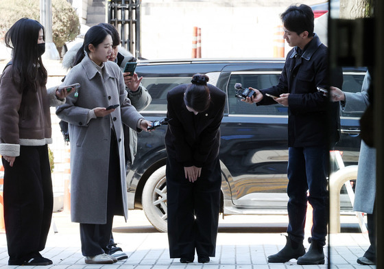 고개숙여 인사하는 강선우