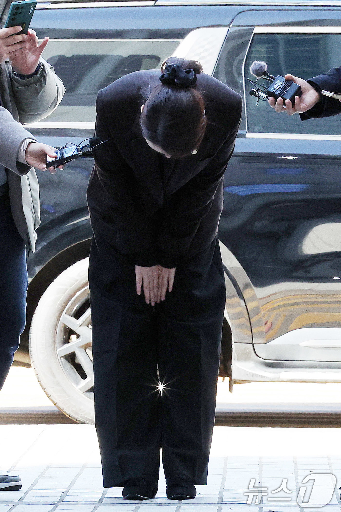 (서울=뉴스1) 박지혜 기자 = '1억 공천헌금' 의혹을 받는 강선우 무소속 의원이 3일 서울 서초구 중앙지법에서 열린 구속 전 피의자 심문에 출석하며 고개숙여 인사하고 있다. 2 …