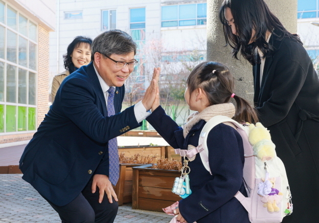 초등 입학식 찾은 유정기 교육감 권한대행 "학교생활 즐겁게"