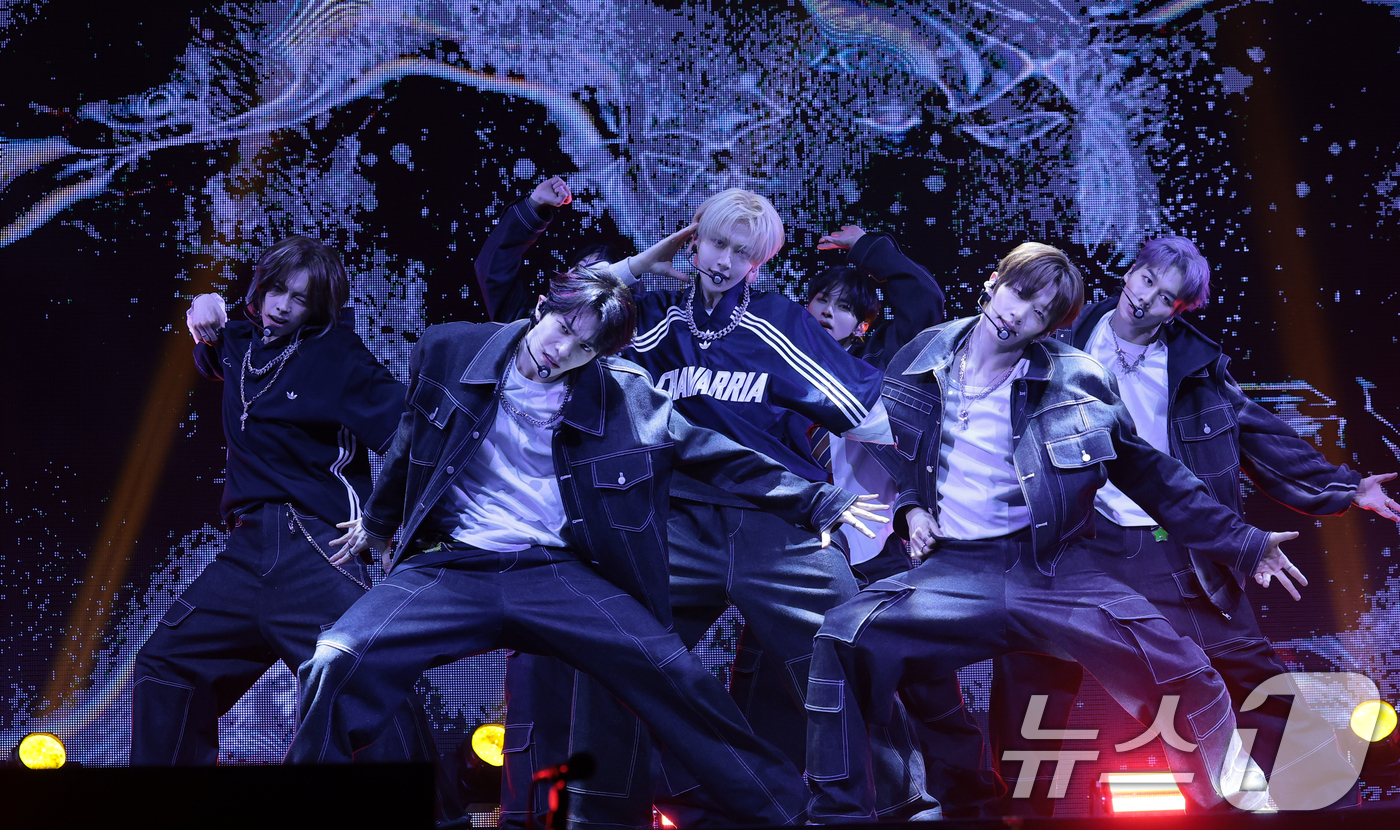 (서울=뉴스1) 권현진 기자 = TUNEXX(튜넥스)가 3일 서울 광진구 예스24라이브홀에서 가진 첫 번째 미니앨범 ‘SET BY US ONLY(셋 바이 어스 온리)’ 쇼케이스에서 …