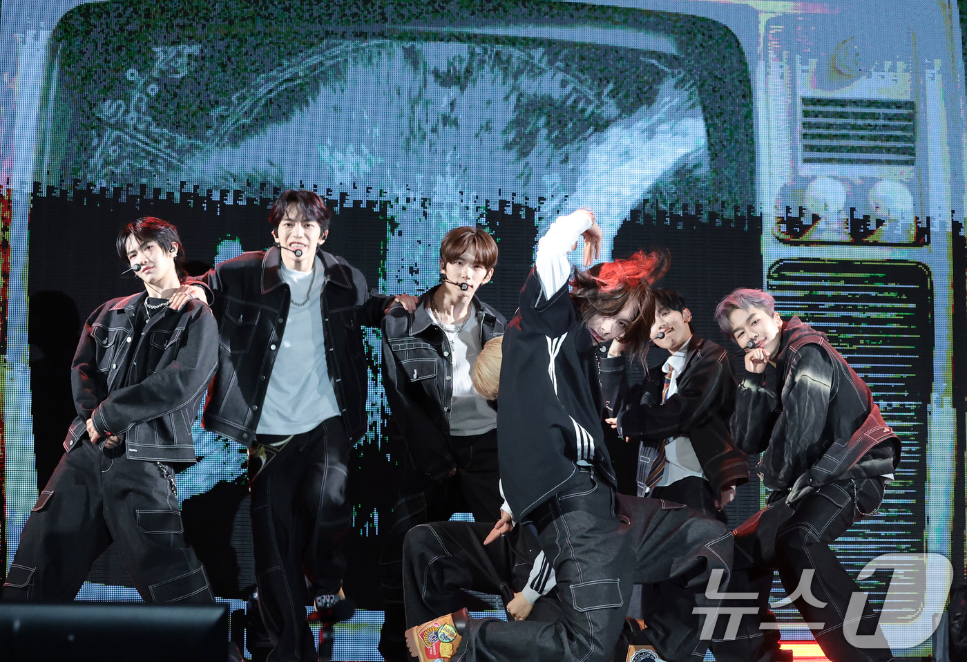 (서울=뉴스1) 권현진 기자 = TUNEXX(튜넥스)가 3일 서울 광진구 예스24라이브홀에서 가진 첫 번째 미니앨범 ‘SET BY US ONLY(셋 바이 어스 온리)’ 쇼케이스에서 …